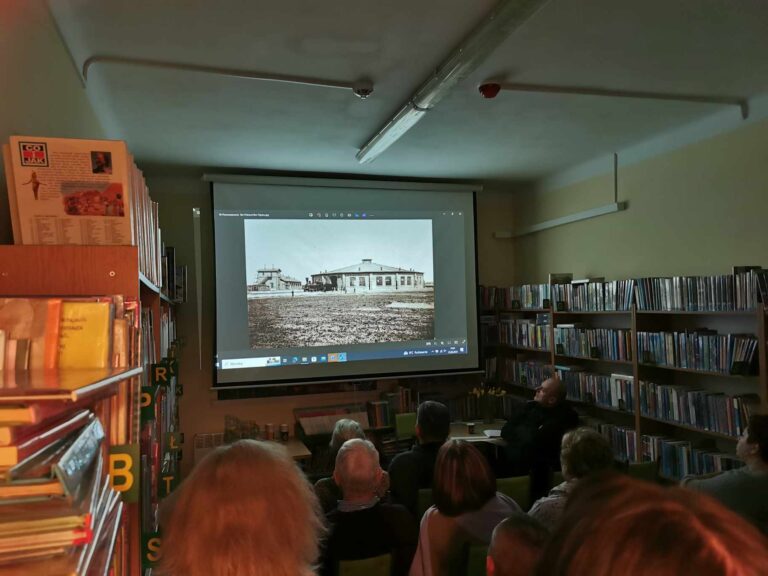 spotkanie varsavvianistyczne; widownia ogląda pokaz slajdów ze zdjęciami i grafikami dotyczącymi Bródna