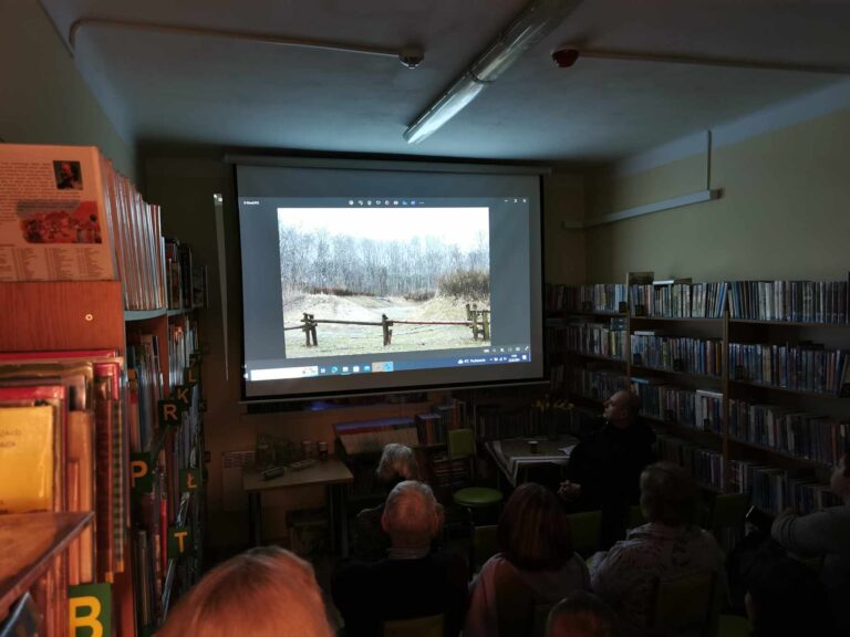 spotkanie varsavvianistyczne; widownia ogląda pokaz slajdów ze zdjęciami i grafikami dotyczącymi Bródna