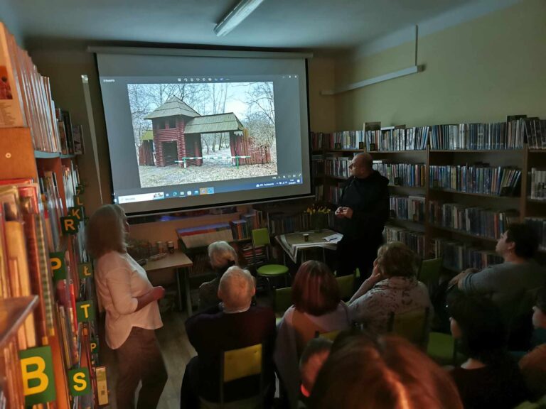 spotkanie varsavvianistyczne; widownia ogląda pokaz slajdów ze zdjęciami i grafikami dotyczącymi Bródna