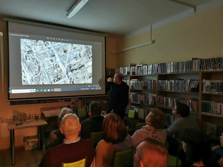 spotkanie varsavvianistyczne; widownia ogląda pokaz slajdów ze zdjęciami i grafikami dotyczącymi Bródna