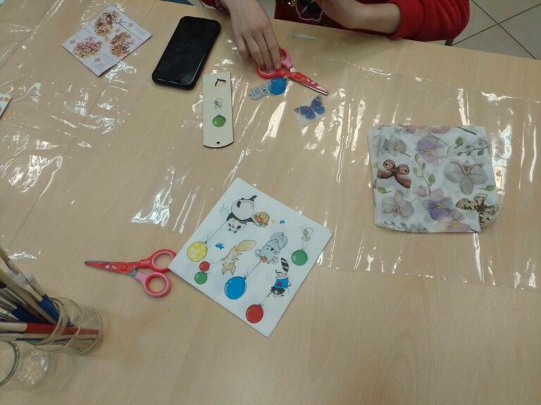 warsztaty decoupage - tworzenie podstawek pod kubki