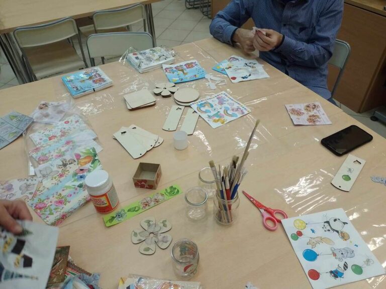 warsztaty decoupage - tworzenie podstawek pod kubki