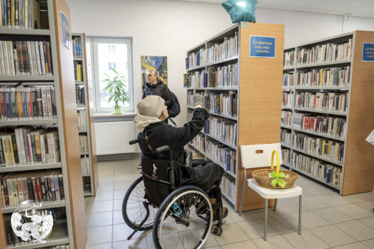 kobieta na wózku w bibliotece