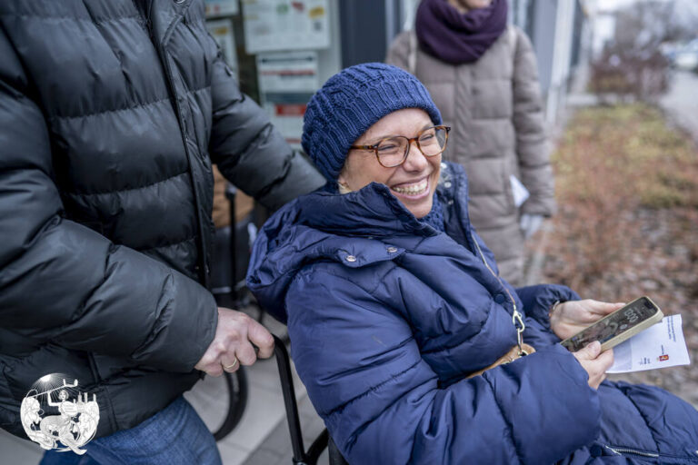 uśmiechnięta kobieta na wózku