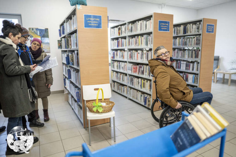 mężczyzna na wózku w bibliotece