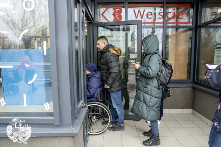 uczestnicy gry miejskiej wkraczają do biblioteki