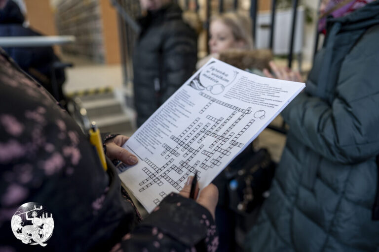 krzyżówka trzymana przez uczestniczkę gry miejskiej