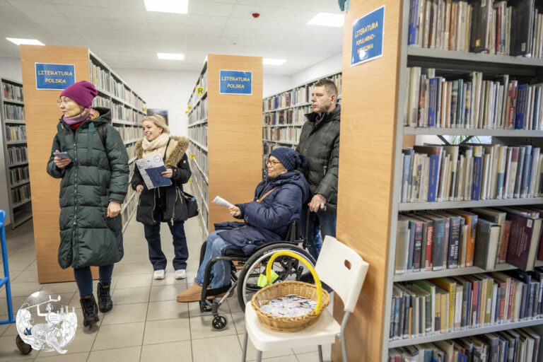 3 osoby w bibliotece