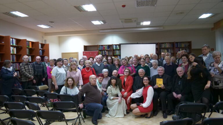 pamiątkowe zdjęcie grupowe po spotkaniu autorskim z dr Beatą Michalec