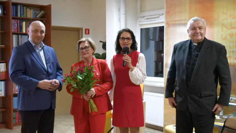 spotkanie autorskie z dr Beatą Michalec; na zdjęciu autorka z dyrekcją biblioteki i proboszczem parafii Chrystusa Króla