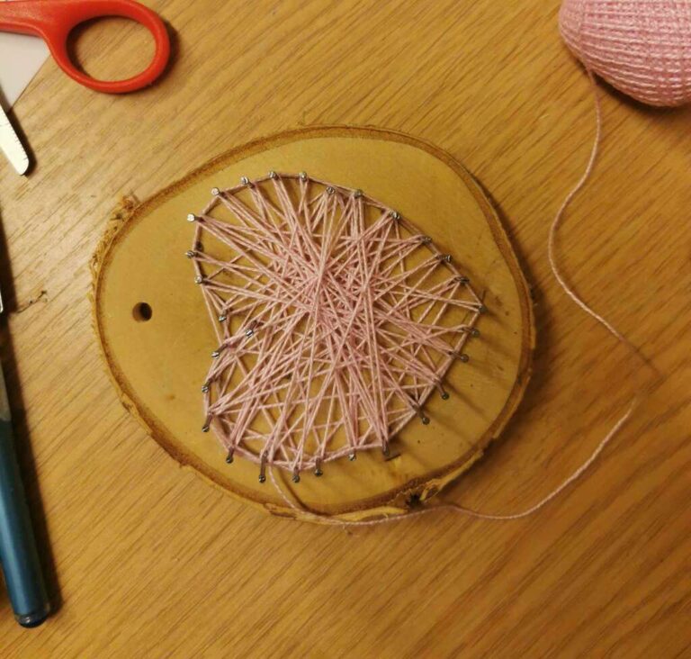 warsztaty tworzenia serc techniką string art