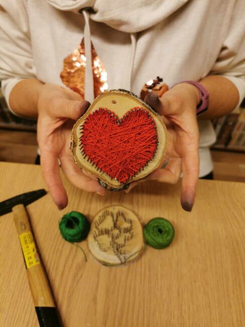 warsztaty tworzenia serc techniką string art