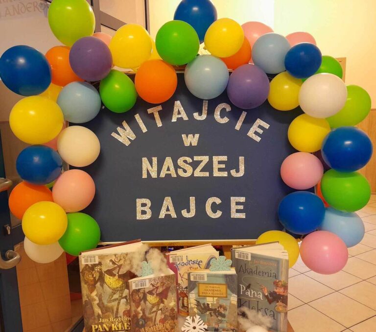 balony, książki i napis witajcie w naszej bajce