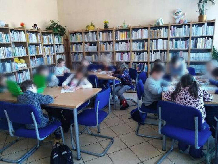 dzieci podczas zajęć w bibliotece