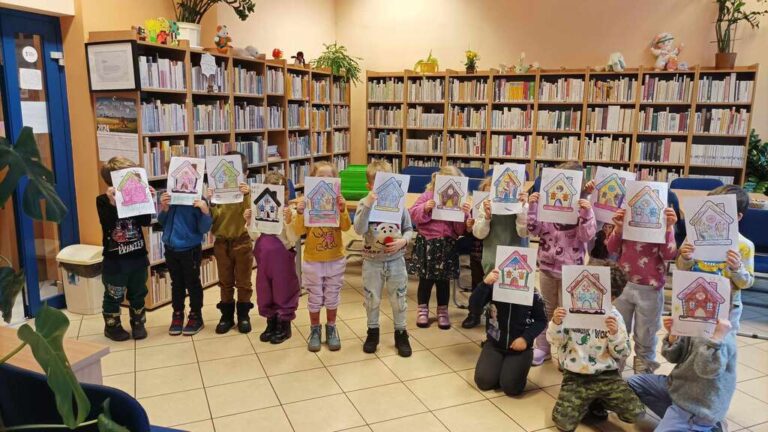 dzieci pokazują swoje prace plastyczne