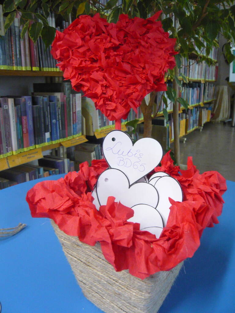 drzewo w kształcie serca, pod nim koszyk, a w koszyku karteczki w kształcie serca, na jednej z nich napis Lubię BD65
