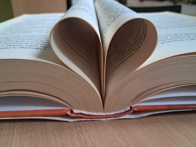 serce utworzone z zagiętych kartek książki