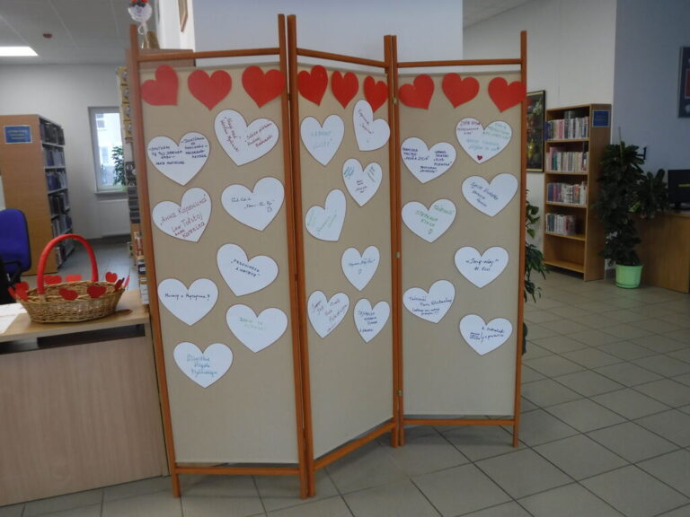 parawan, a na nim serca, na sercach napisane ukochane książki czytelników