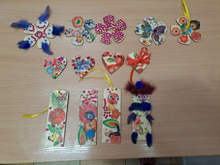 prace plastyczne powstałe podczas zajęć, m.in. zakładki do książek