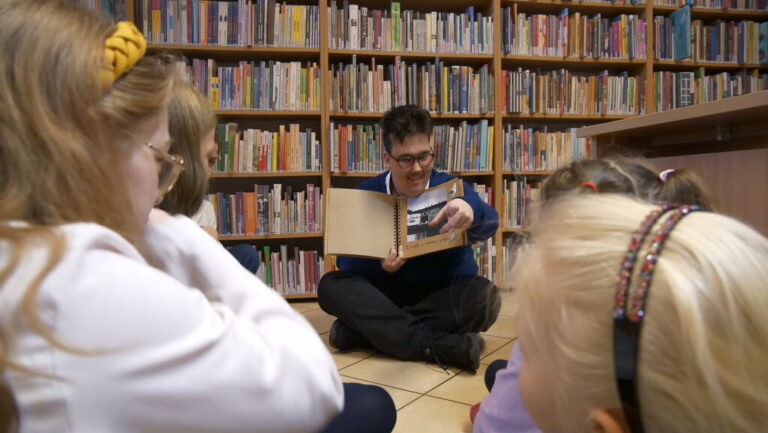 wernisaż wystawy Tropiciele z Targówka w bibliotece nr 53