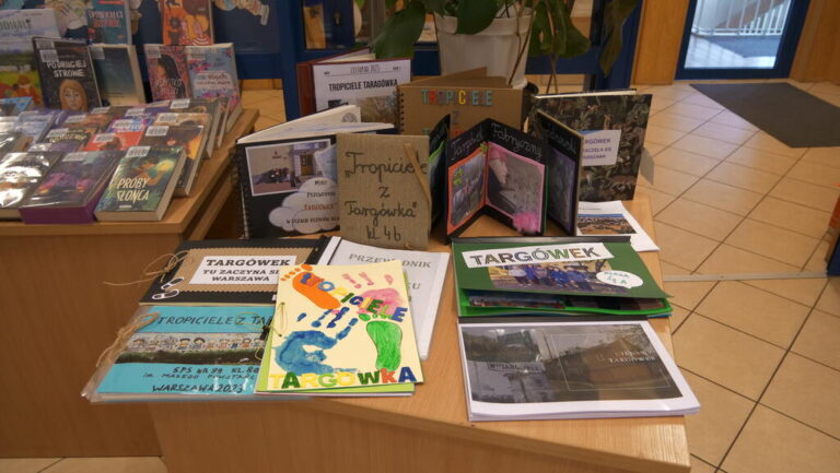 wernisaż wystawy Tropiciele z Targówka w bibliotece nr 53