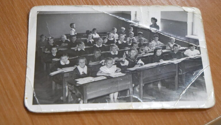 na zdjęciu z 1956 r. widnieją uczniowie klasy szkoły podstawowej