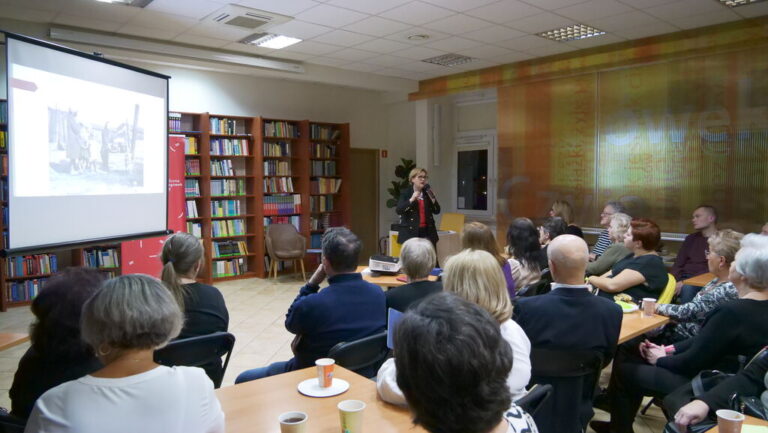 wypełniona uczestnikami sala czytelni, wieczór wspomnień, prelekcja dr Beaty Michalec