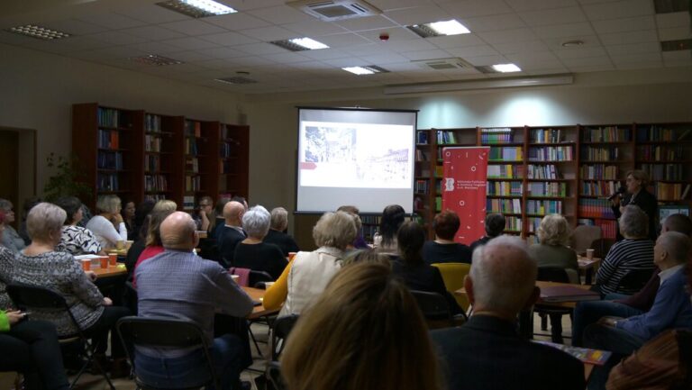 wypełniona uczestnikami sala czytelni, wieczór wspomnień, prelekcja dr Beaty Michalec