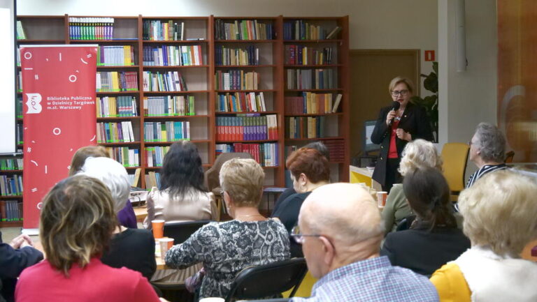 wypełniona uczestnikami sala czytelni, wieczór wspomnień, prelekcja dr Beaty Michalec