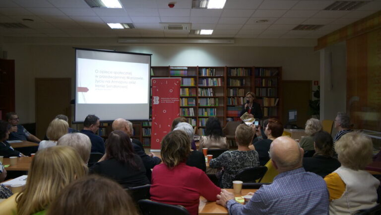 wypełniona uczestnikami sala czytelni, wieczór wspomnień, prelekcja dr Beaty Michalec