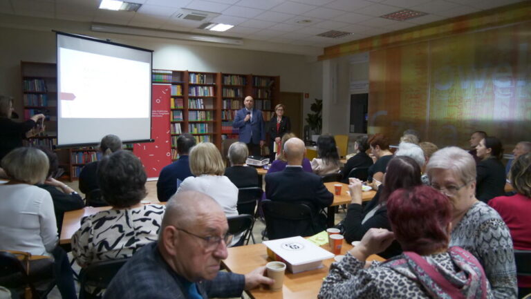 wypełniona uczestnikami sala czytelni, wieczór wspomnień, prelekcja dr Beaty Michalec