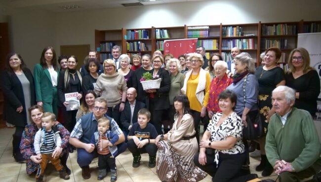 uczestnicy wieczoru wspomnień pozują do pamiątkowego zdjęcia