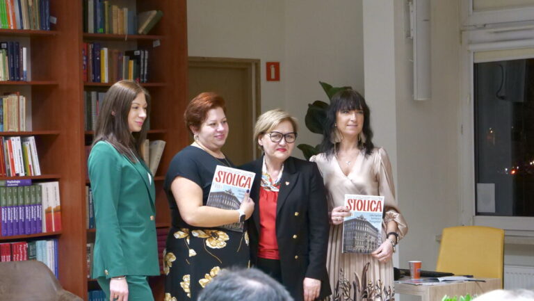 Beata Michalec, Joanna Mroczek i Aneta Wyczółkowska wręczają Marcie Wiszni nagrodę za udział w quizie