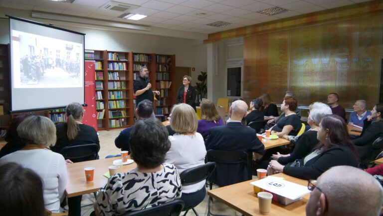 wypełniona uczestnikami sala czytelni, wieczór wspomnień, prelekcja dr Beaty Michalec