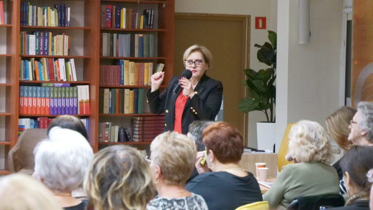 wypełniona uczestnikami sala czytelni, wieczór wspomnień, prelekcja dr Beaty Michalec