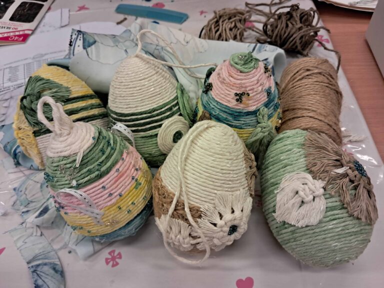 ozdoby wielkanocne jajka kurczaczki