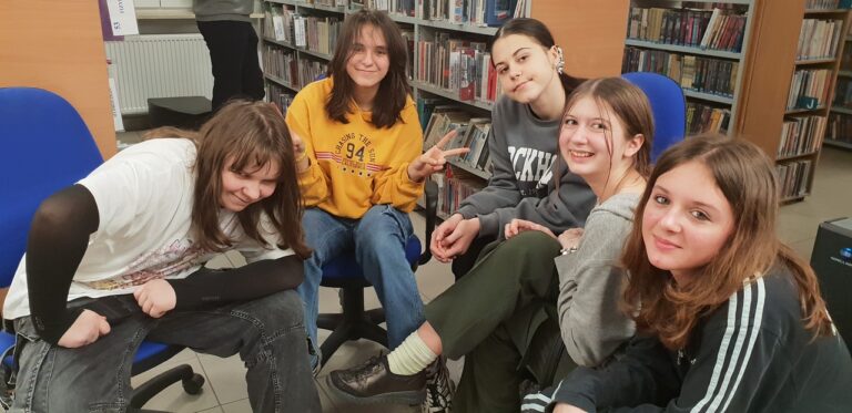 wolontariusze w bibliotece