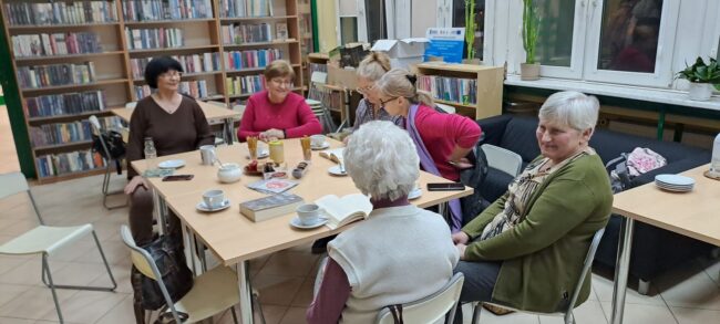 spotkanie czytelników w Wypożyczalni nr 72 przy ul. Suwalskiej 11, na stole ciastka i filiżanki