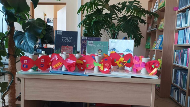 prace plastyczne stworzone przez dzieci z rolek po papierze toaletowym, ozdobione sercami