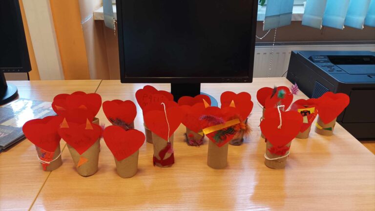 prace plastyczne stworzone przez dzieci z rolek po papierze toaletowym, ozdobione sercami