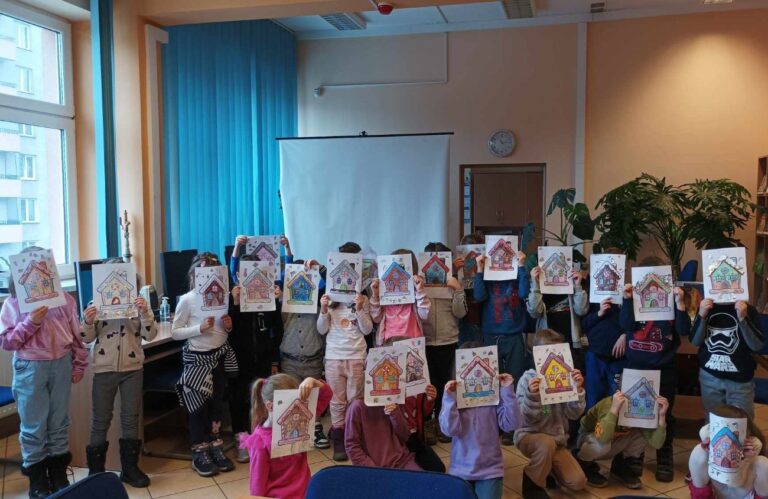 dzieci pokazują swoje prace plastyczne