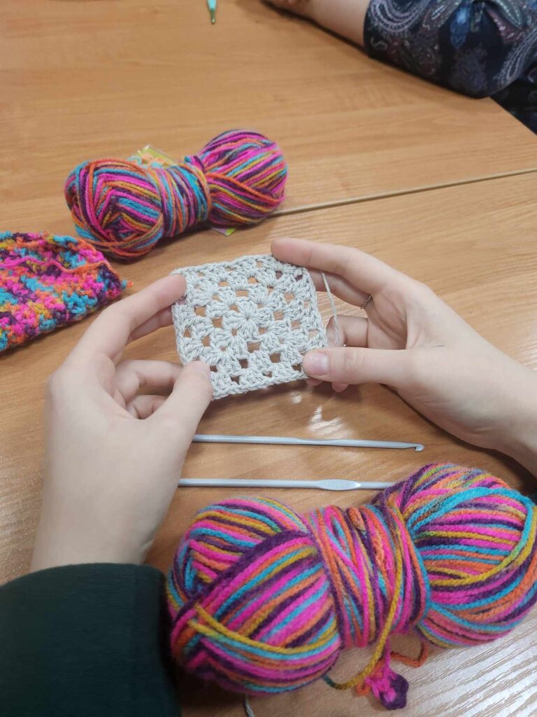 warsztaty szydełkowania w bibliotece