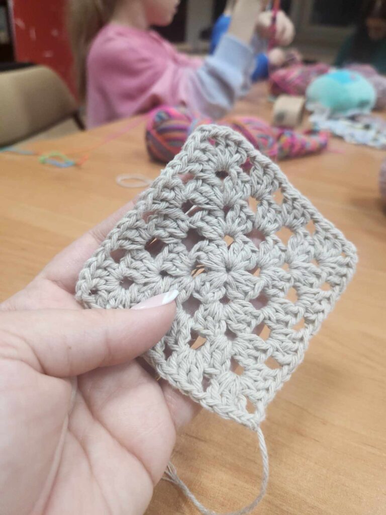 warsztaty szydełkowania w bibliotece