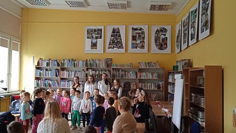 otwarcie wystawy miniprzewodników po Targówku w bibliotece; występ artystyczny uczniów i dzieci