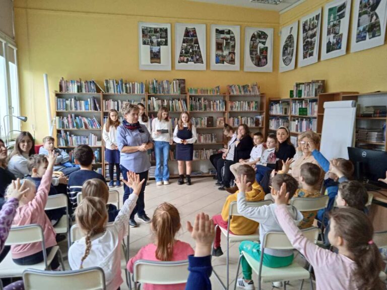 otwarcie wystawy miniprzewodników po Targówku w bibliotece; występ artystyczny uczniów i dzieci