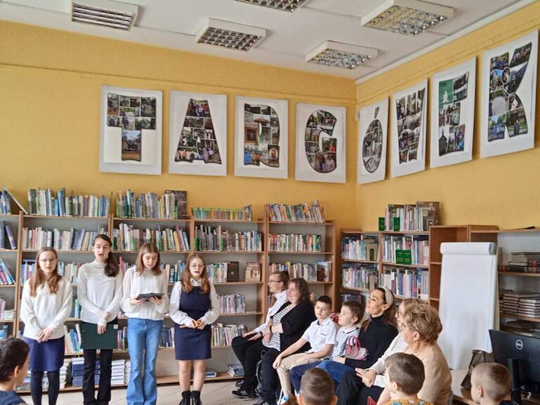 otwarcie wystawy miniprzewodników po Targówku w bibliotece; występ artystyczny uczniów i dzieci