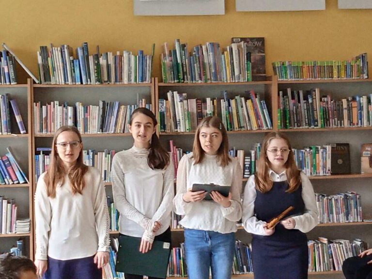 otwarcie wystawy miniprzewodników po Targówku w bibliotece; występ artystyczny uczniów i dzieci