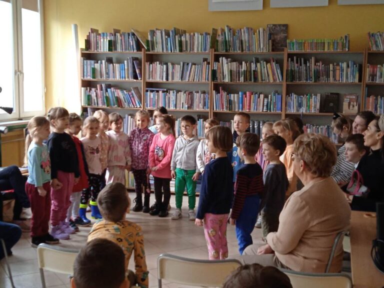 otwarcie wystawy miniprzewodników po Targówku w bibliotece; występ artystyczny uczniów i dzieci