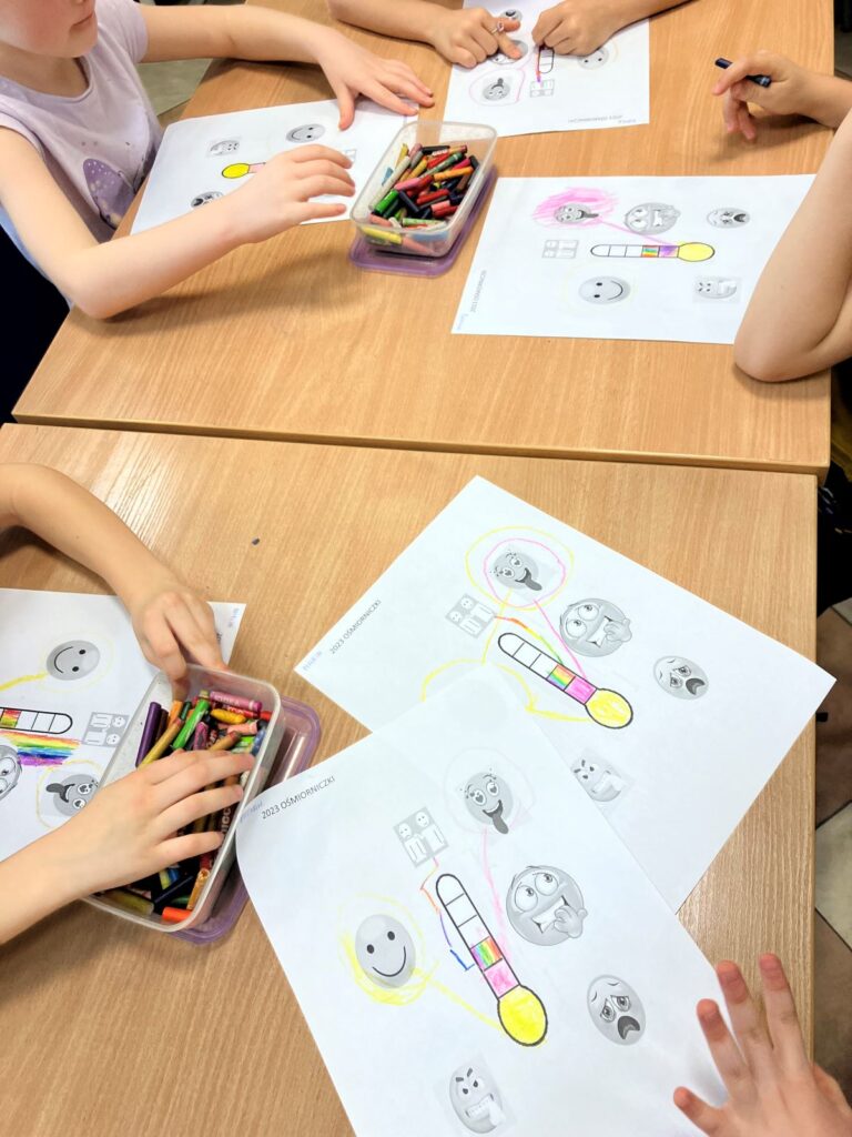 praca plastyczna wykonywana przez dzieci na zajęciach w bibliotece