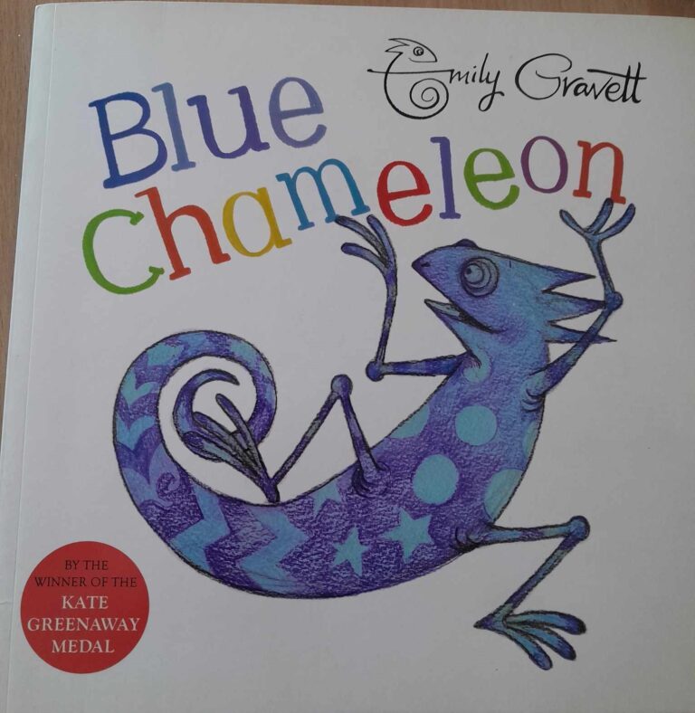 na okładce książki niebieski kameleon